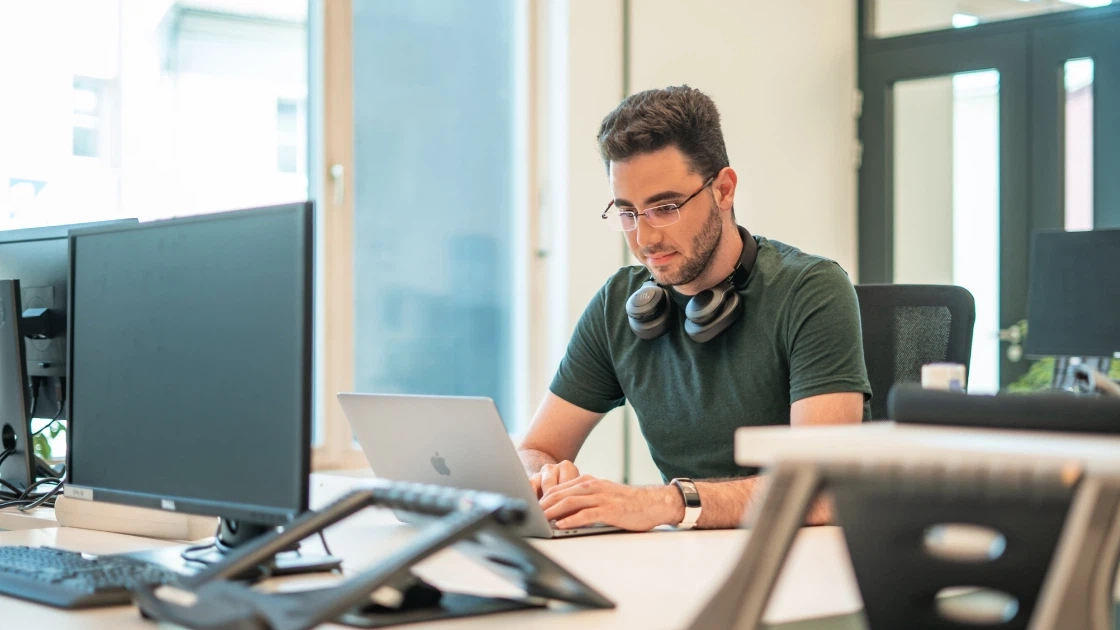 بلغات متعددة